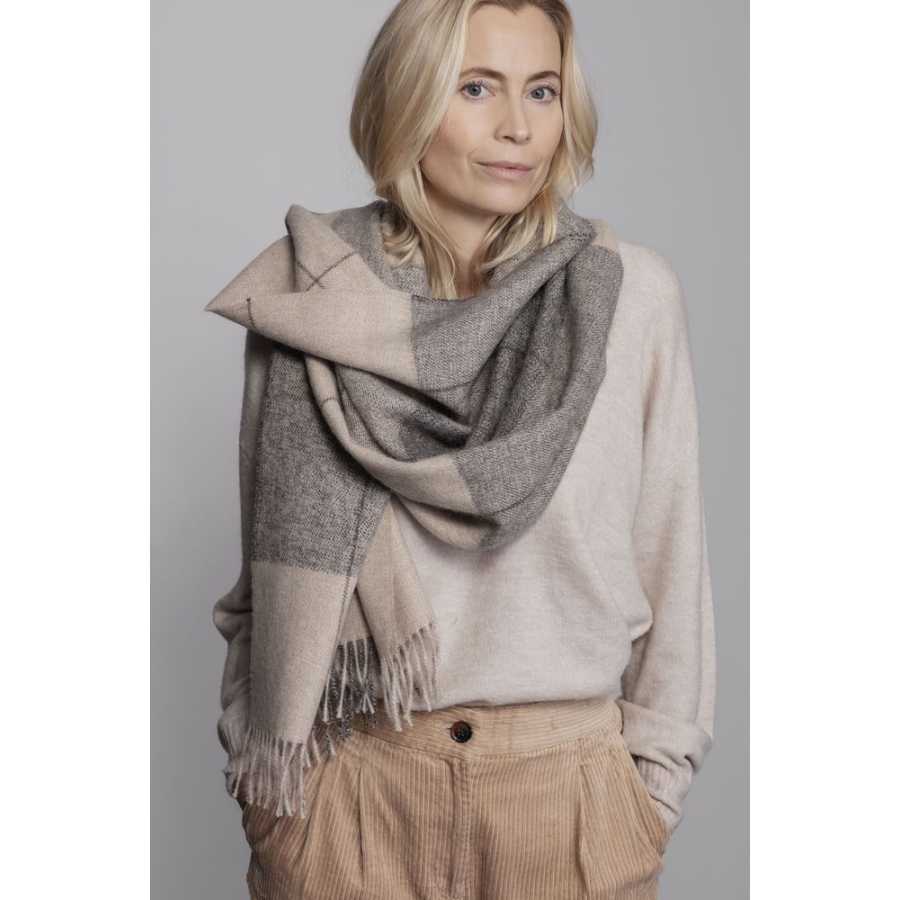 Elvang Prague Scarf - Beige & Dark Grey