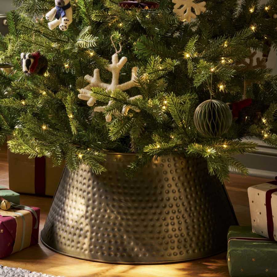 Garden Trading Hinksey Hammered Tree Skirt Antique Brass 2 parts Lifestyle